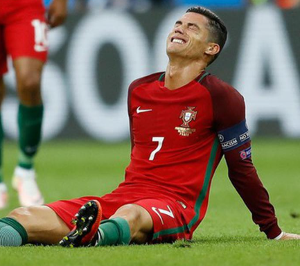 alat-pembantu-cedera-dalam-sepak-bola