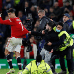 ketika-fans-masuk-lapangan-dan-ganggu-laga