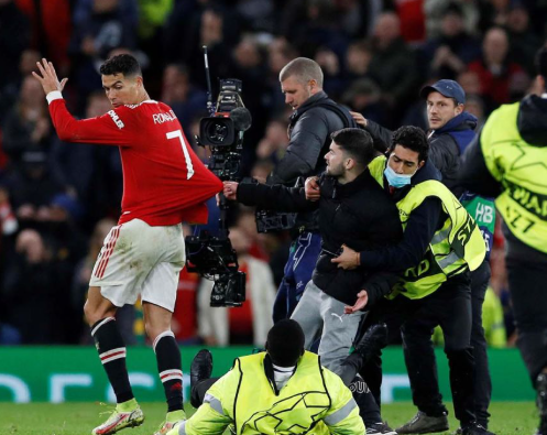 ketika-fans-masuk-lapangan-dan-ganggu-laga