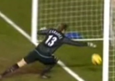 gol-kiper-dari-tengah-lapangan-yang-viral